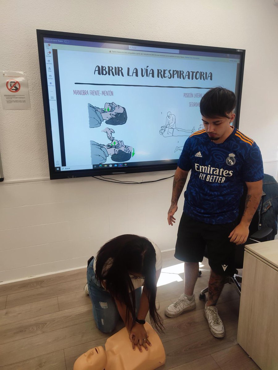 Iesfedericafuen's tweet photo. Gracias a la doctora Beatriz Barragán por impartir el taller de primeros auxilios.
#fp #datsur #formacionprofesional #soyfp https://t.co/M3FK6kow4X