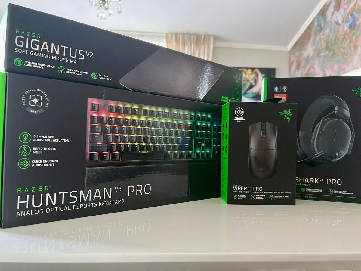 Look what just came in! Thank you <a href="/Razer/">R Λ Z Ξ R</a>  for the goodies❤️
Huntsman has been my favourite since its 1st version and it just keeps getting better i fully recommend👍👍