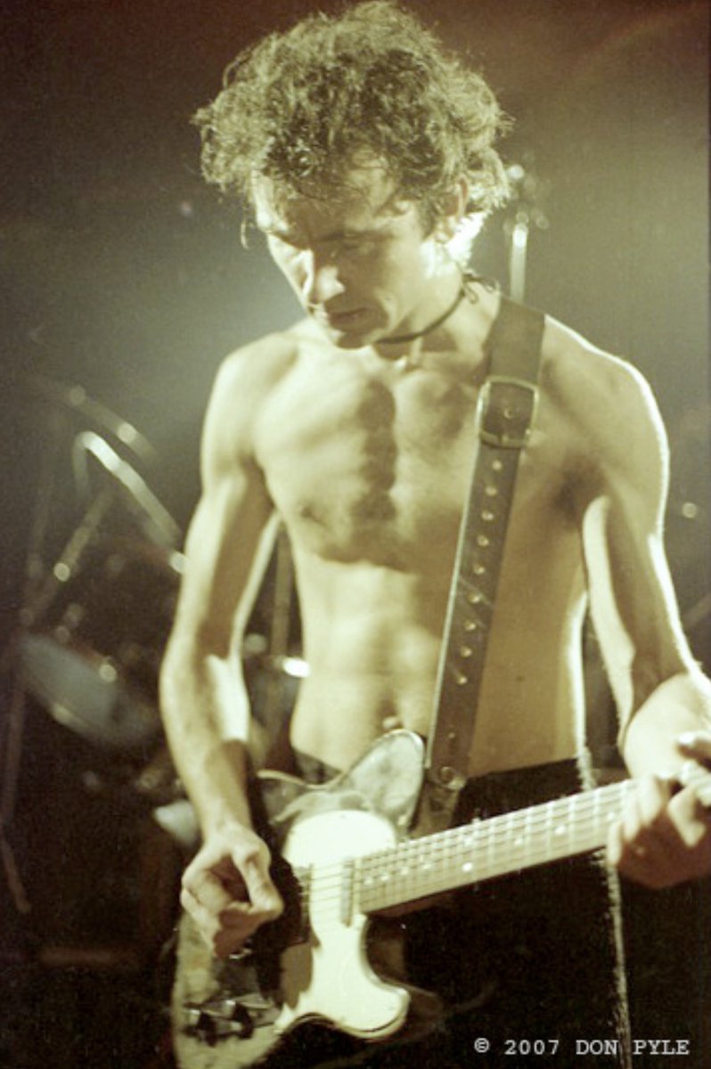 Hugh Cornwell performing with The Stranglers at the Horseshoe Tavern, Toronto, in 1978, as documented by Don Pile. c/o TheUnderestimator @NewWaveAndPunk #TheStranglers