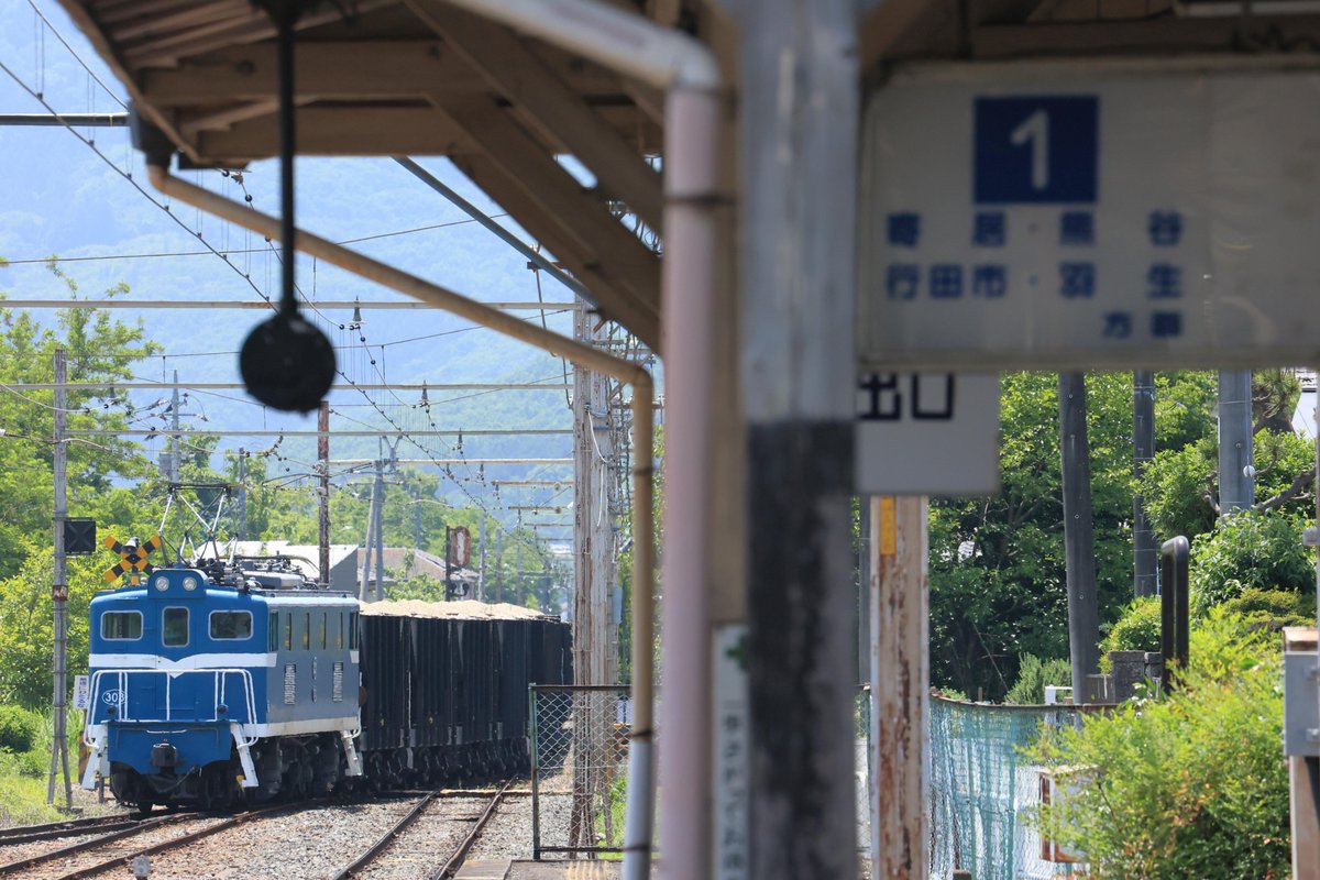 石灰石荷満載のホッパーを引き連れて一旦退避。
＃秩父鉄道　＃秩父鉄道貨物