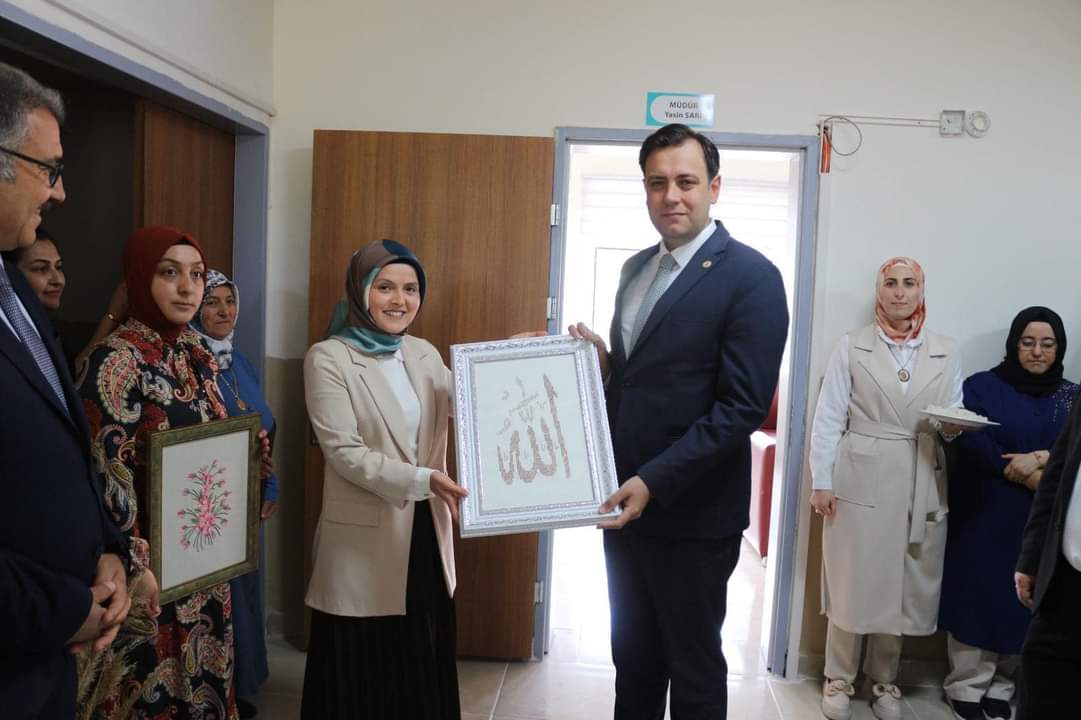 İlçemiz Halk Eğitim Merkezi Müdürlüğü'nde “Hayat Boyu Öğrenme Haftası” kapsamında  yılsonu el sanatları sergisi açıldı.Açılışa Kaymakamımız sayın Emre URHAN ,İl Milli Eğitim Müdürümüz sayın Muammer ÖZTÜRK,Belediye Başkanımız sayın Faik ÖZCAN katıldılar.