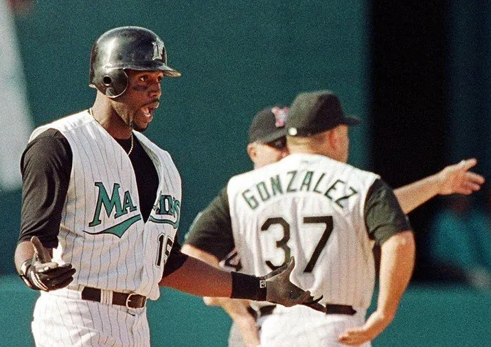 On this day 25 years ago, well before the implementation of replay reviews, Cliff Floyd became the first victim of a replay reversal in MLB history as his home run was overturned in the Florida Marlins' 5-2 loss to the St. Louis Cardinals: tinyurl.com/5cbnmzkn #MarlinsBeisbol