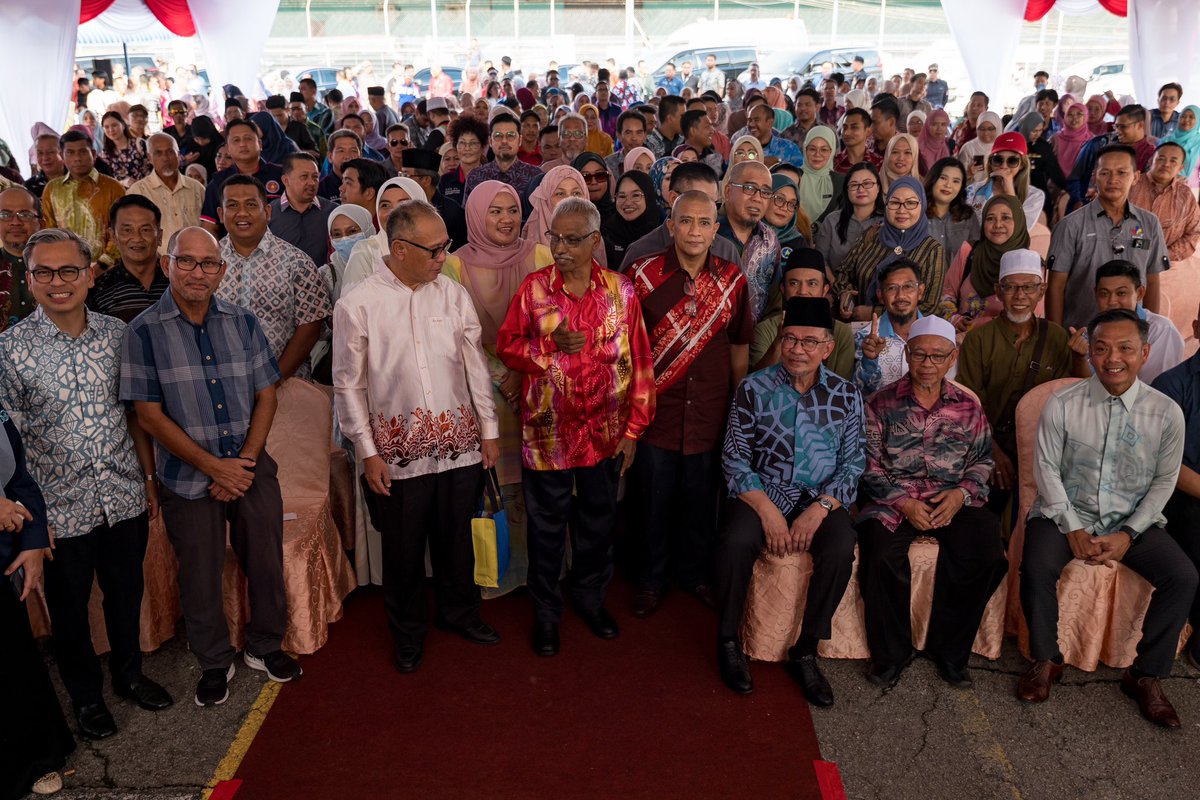 Melawat jeti terminal feri roro dan penumpang di Labuan untuk meninjau sendiri isu kesesakan yang sering dibangkitkan. Turut menerima taklimat berkenaan operasi jeti dan feri daripada Jabatan Laut Malaysia. Ketika taklimat, saya arahkan Jabatan Laut segera merombak kaedah