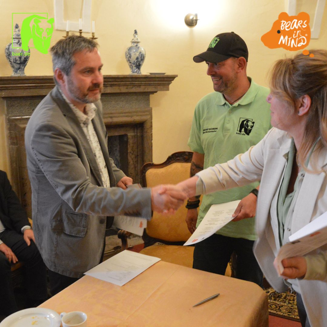 Castle moat bears in the Czech Republic, a new milestone reached! 🐻✨<a href="/bearsinmind/">bear in the woods</a> and the <a href="/Stiftung_baeren/">STIFTUNG für BÄREN</a> aim to end the medieval tradition of keeping bears in castle moats. An MoU was recently signed with Czech National Monuments Institute to end this practice! #BridgingTheGap