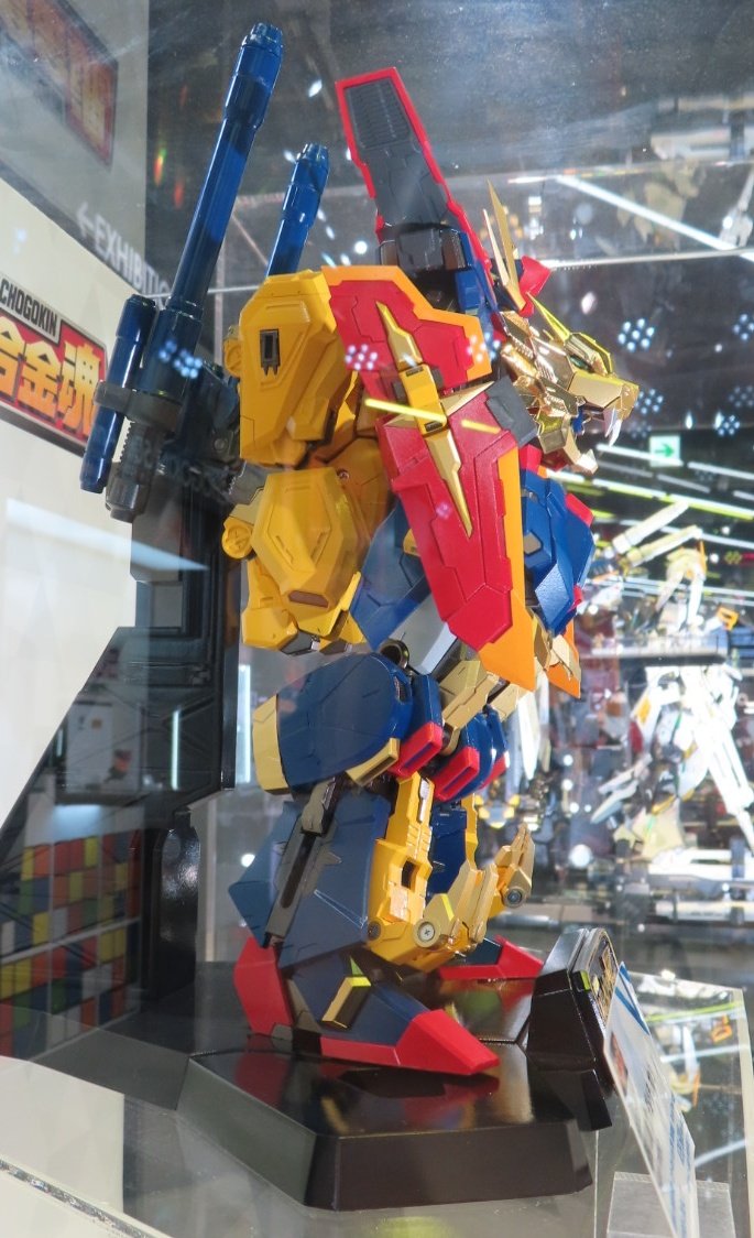 秋葉原のTAMASHII NATIONS STORE TOKYOで展示中の「超合金魂
GX-113 最強機動 ガンダムトライオン３」
重量感が素晴らしかった。