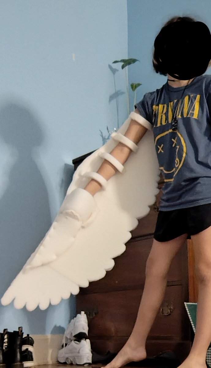 Doodlebug136435's tweet image. Making fursuit wings ‼️🎉

#fursuit #art #creation