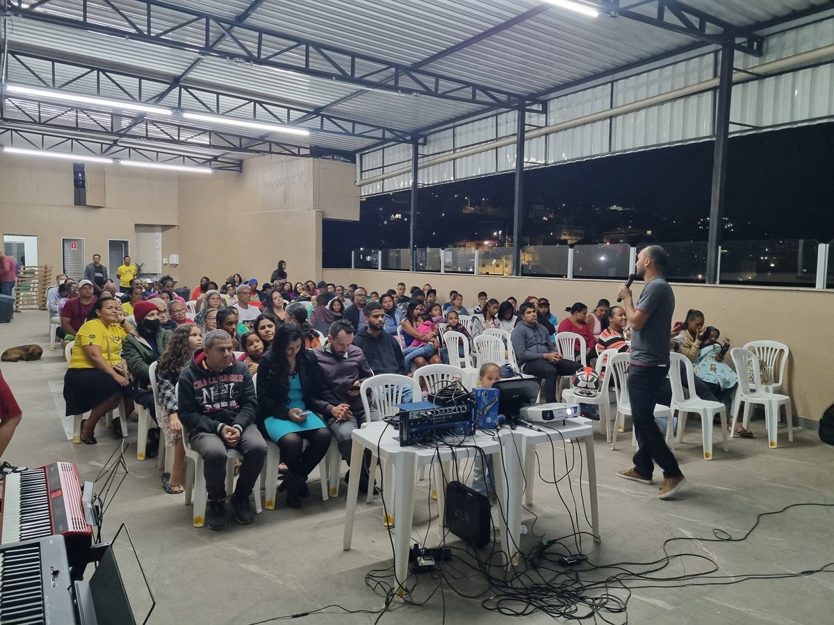 AndersonBeiral's tweet photo. Entrar na vida de pessoas através de um projeto comunitário (Pra Ser Feliz) e convidá-las a uma experiência com Jesus é um grande desafio. Porém, é o caminho de manifestações milagrosas. Uma delas é vê-las sorrindo e se agarrando novamente a esperança de viver! https://t.co/8ttSmAunNv