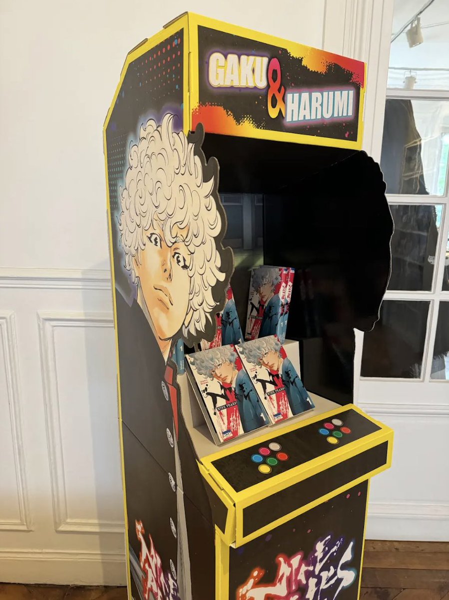 ki_oon_Editions's tweet image. Retour aux années 80/90 chez Ki-oon avec l&apos;incroyable PLV &quot;Nine Peaks&quot; 👊

Entre ça et le jeu vidéo : on est refait !
D&apos;ailleurs, question score vous en êtes où ? En passe de devenir le boss de la ville ? 👀

 &quot;Nine Peaks&quot; tome 1, le 6 juin en librairie.