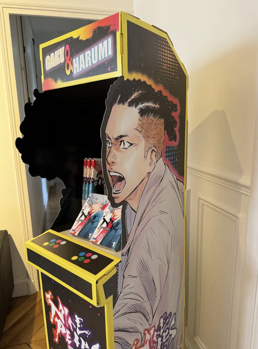 ki_oon_Editions's tweet image. Retour aux années 80/90 chez Ki-oon avec l&apos;incroyable PLV &quot;Nine Peaks&quot; 👊

Entre ça et le jeu vidéo : on est refait !
D&apos;ailleurs, question score vous en êtes où ? En passe de devenir le boss de la ville ? 👀

 &quot;Nine Peaks&quot; tome 1, le 6 juin en librairie.