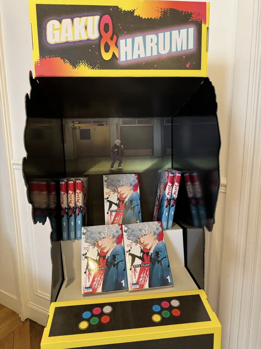 ki_oon_Editions's tweet image. Retour aux années 80/90 chez Ki-oon avec l&apos;incroyable PLV &quot;Nine Peaks&quot; 👊

Entre ça et le jeu vidéo : on est refait !
D&apos;ailleurs, question score vous en êtes où ? En passe de devenir le boss de la ville ? 👀

 &quot;Nine Peaks&quot; tome 1, le 6 juin en librairie.