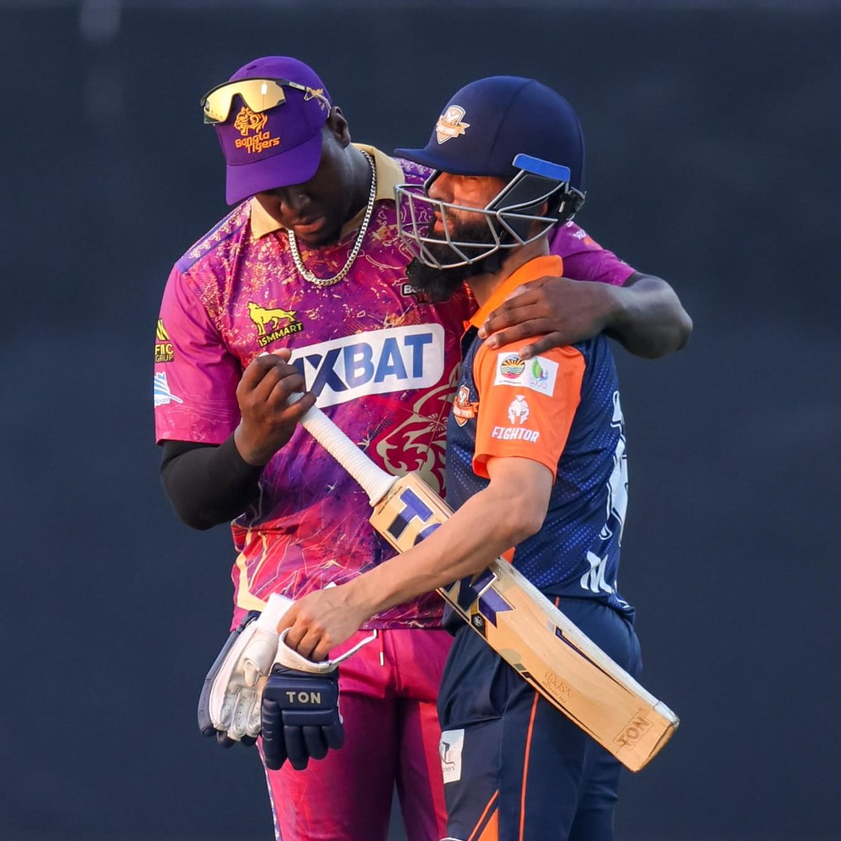 Guess what <a href="/CRBrathwaite26/">Carlos Brathwaite</a> is talking about with our skipper @MoeenMunirAli_ 🤔