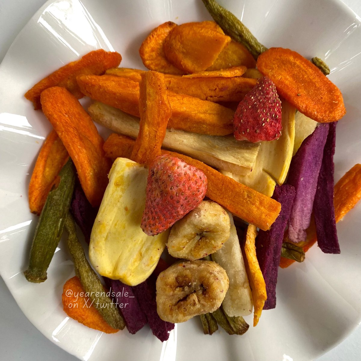 yearendsale_'s tweet photo. warna-warni yang bikin nagih 🥕🍌🍓

keripik buah mix sayur udah jadi salah satu camilan favorit, gak ada tambahan bumbu apapun tapi bisa enak bangettt 😭🫶🏻 https://t.co/dx7tkmyBtO