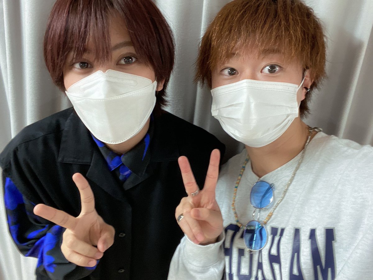 _KAWAIKENTARO_'s tweet photo. 優くん！！
プライベートではたまに会ってたけど
共演するのは1年半ぶりです！！
お互い黒髪になりました笑

次の舞台カタバミも一緒！！
最後まで駆け抜けようー！！！！
#淡海乃海 https://t.co/5oHLYmbewy
