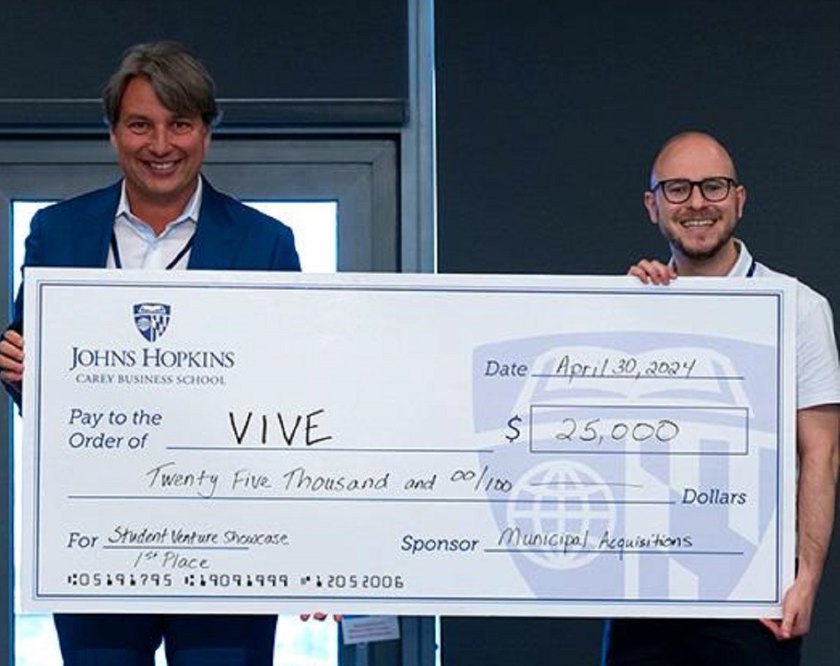 PhD candidate Asher Varon won the $25,000 first-place prize at the third annual Student Venture Showcase, hosted by @JHUCarey. Varon’s winning project, ViVE, is a wearable device immediately detects an opioid overdose and administers naloxone. Congratulations, Asher!