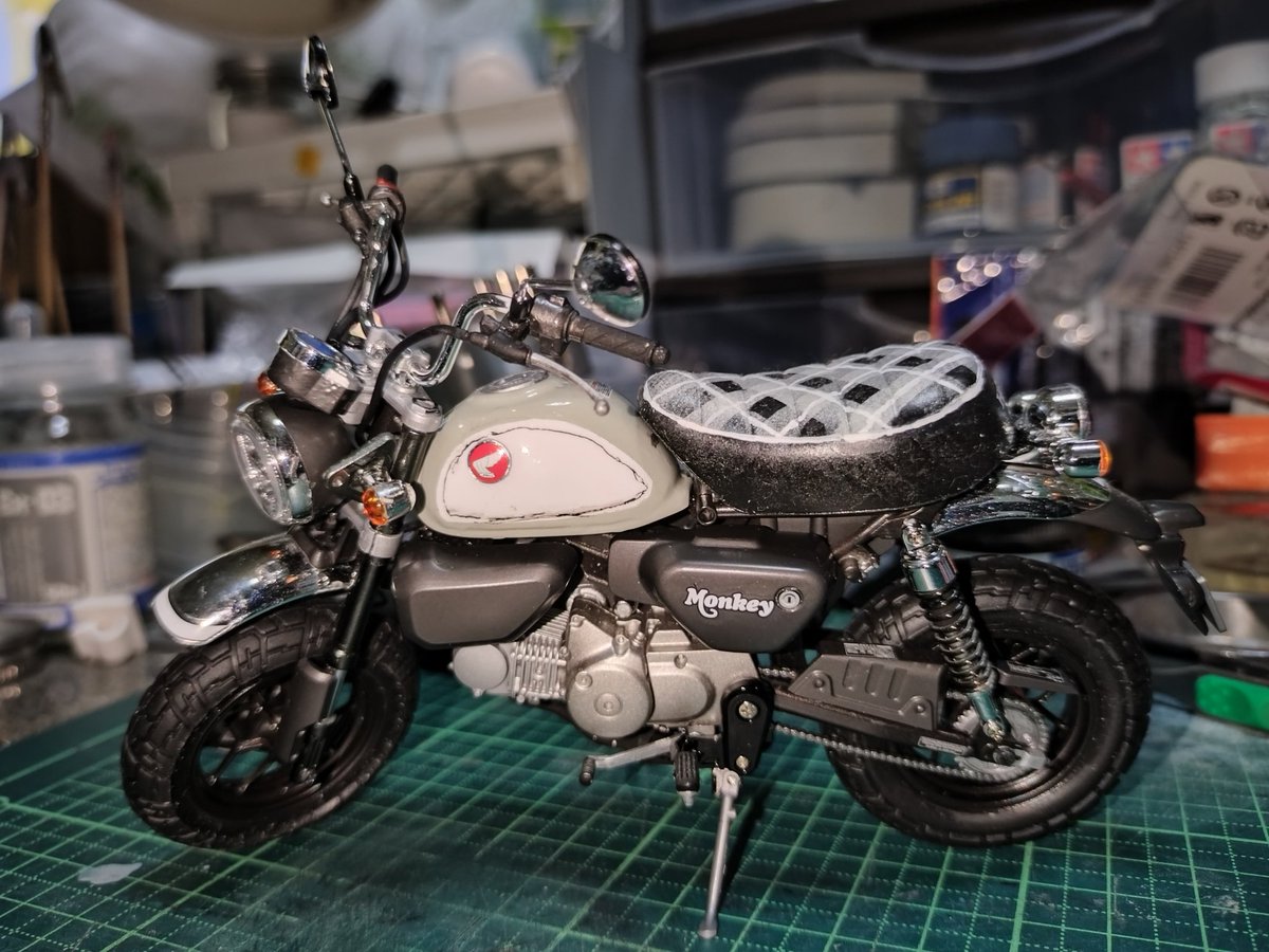 rcchoppersuki's tweet photo. タミヤ1/12 モンキー125完成しました。シートとタンクのデザインを変えるだけと高を括るていましたがタンクはこれが限界でした。 https://t.co/KpxD1euqsY