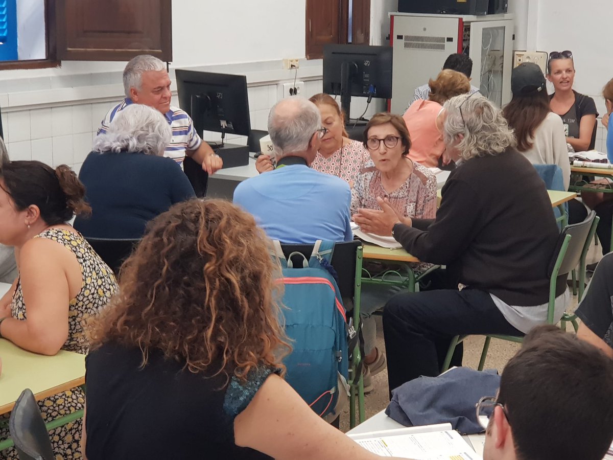 cepasoncanals's tweet photo. Discussion club a classe d'anglès. Debat sobre els drets humans amb la presència de Nicky, una activista d'Amnistia Internacional. https://t.co/36SoT7aS48