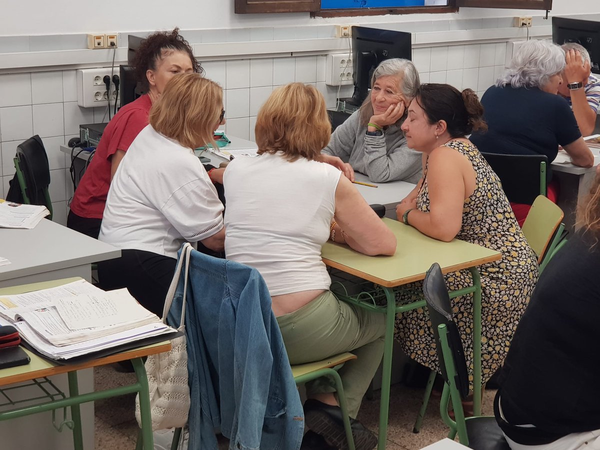 cepasoncanals's tweet photo. Discussion club a classe d'anglès. Debat sobre els drets humans amb la presència de Nicky, una activista d'Amnistia Internacional. https://t.co/36SoT7aS48