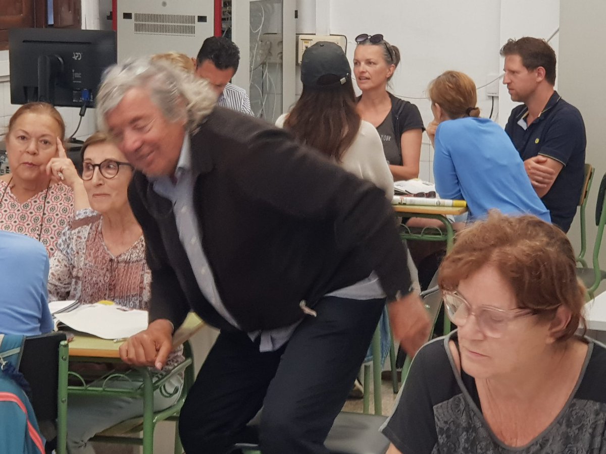 cepasoncanals's tweet photo. Discussion club a classe d'anglès. Debat sobre els drets humans amb la presència de Nicky, una activista d'Amnistia Internacional. https://t.co/36SoT7aS48