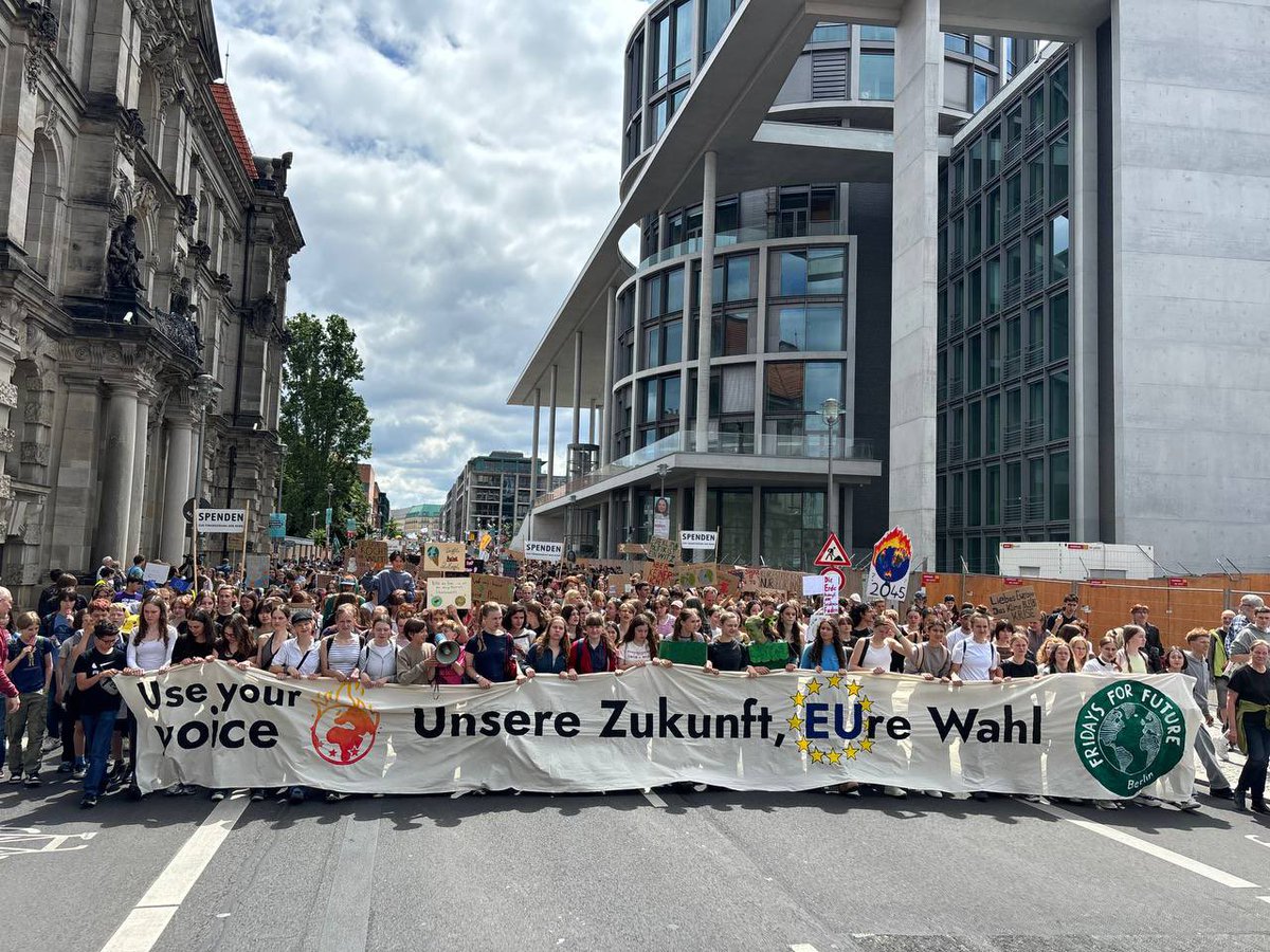 In diesem Moment sind in Berlin 13.000 Menschen auf der Straße. Für‘s Klima, für Demokratie. 
Wir wissen, dass eine bessere Welt möglich ist, wir wissen, das Protest wirkt. Wir sind laut und wir bleiben laut 🔥