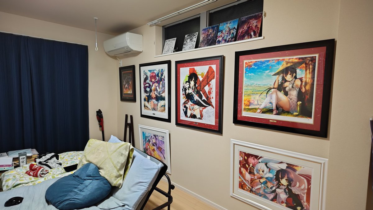 HOIHOI0816's tweet photo. 部屋の配置換えが完了したので、久しぶりにポストしてみます。
良い配置なのかは自分ではよくわかりませんが……気づけば版画が10枚に……(10枚中8枚が雛太先生) https://t.co/vrcSNpf4jD