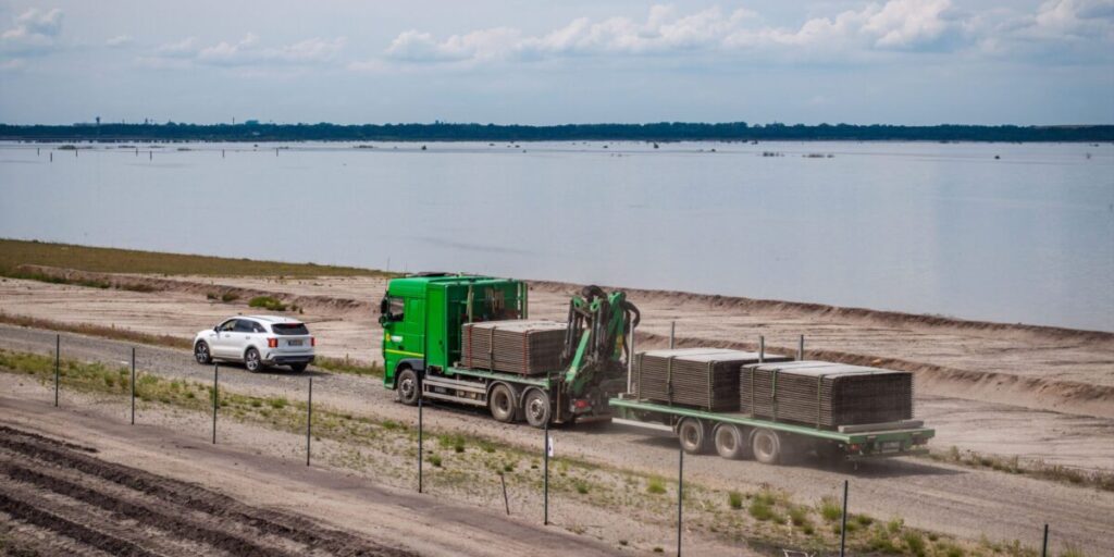 Montage der schwimmenden Photovoltaik-Anlage auf dem Cottbuser Ostsee beginnt: Das mit 29 Megawatt nach Angaben der Projektierer LEAG und EPNE größte Floating PV-Projekt Deutschlands soll im kommenden Winter… dlvr.it/T7fP5z #photovoltaik #solarenergy #renewableenergy