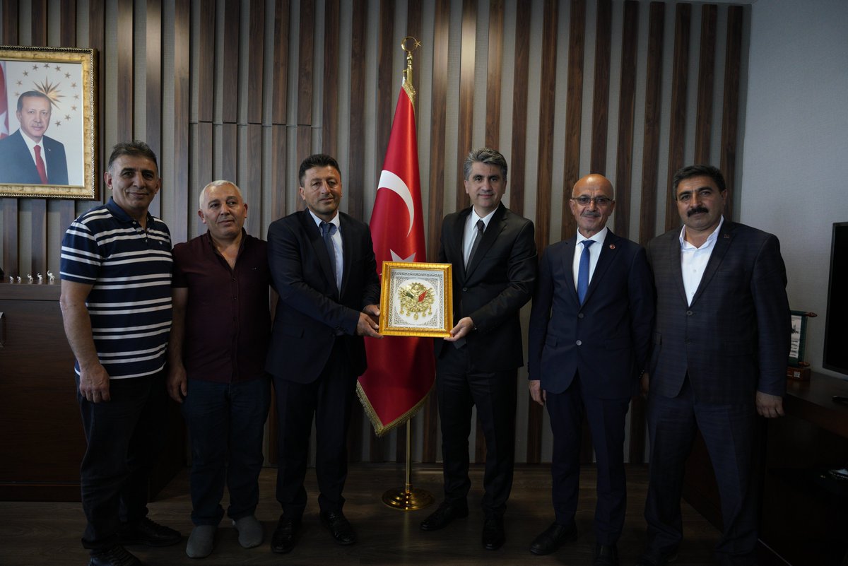 Ümraniye Sivaslılar Derneği Başkanı Ahmet Aydın ve yönetim kurulu üyeleri Kaymakamımız Abdulaziz Aydın'a ziyarette bulundu. Kaymakamımız Aydın, nazik ziyaretlerinden dolayı kendilerine teşekkür etti.