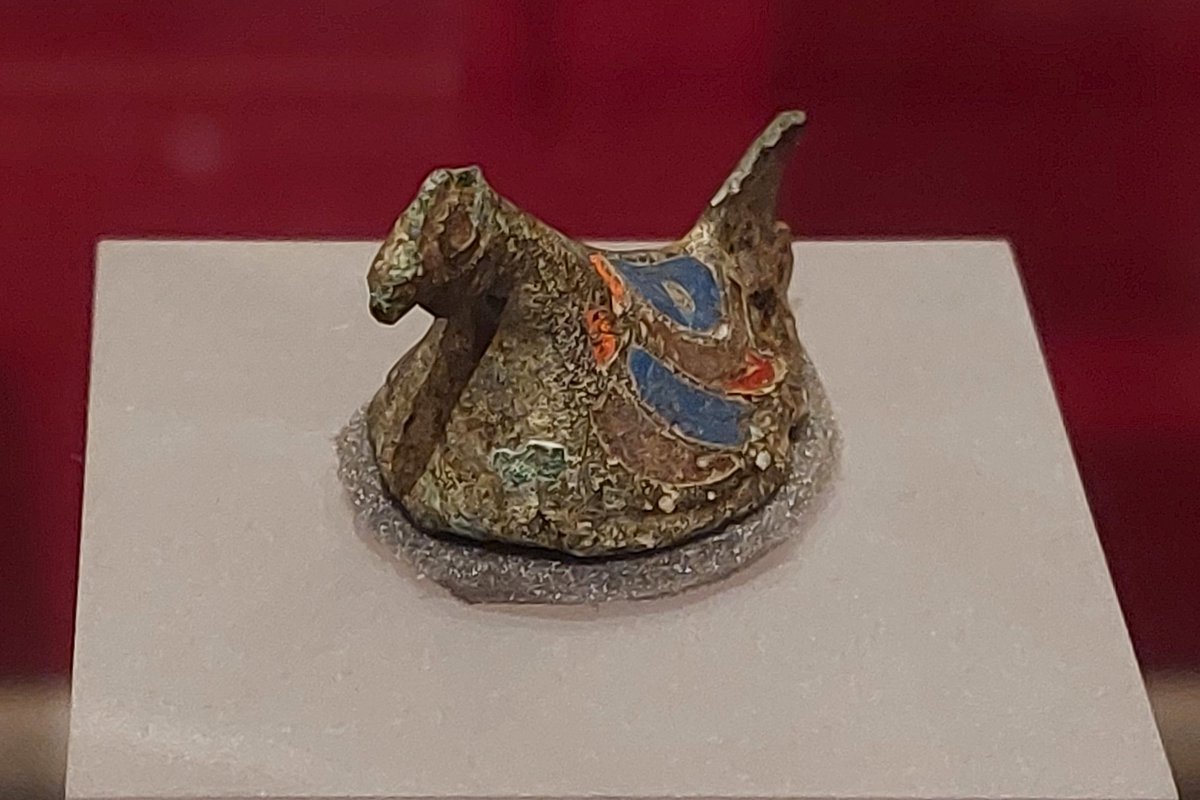 bwallower's tweet image. #FindsFriday
Tiny #Roman copper alloy hen brooch w colourful enamel from Gt Wakering Essex.
Introduced to Britain by Romans, chickens had prophetic abilities + could transmit will of the gods by eating/refusing grain.
In exhibition @SouthendMuseums on the area&apos;s Roman settlers.