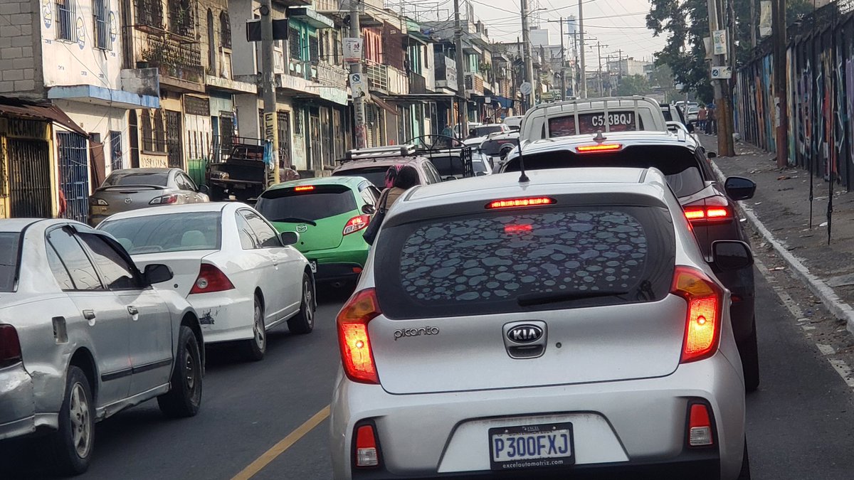 Reversible habilitado en la ruta del #Bucaro hacia la salida del #Cenma #Precaución en el #TraficoVN  alta carga vehicular