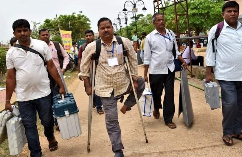 ECISVEEP's tweet image. &quot;Indomitable Spirit !!&quot;

Our polling officials go the extra mile so that you don&apos;t have to. Visit your polling station to cast your vote. #YouAreTheOne🫵

#ChunavKaParv #DeshKaGarv #LokSabhaElections2024 #Phase7 #GeneralElections2024
