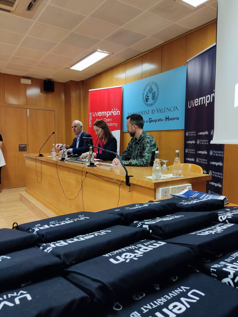 UVemprén tweet media