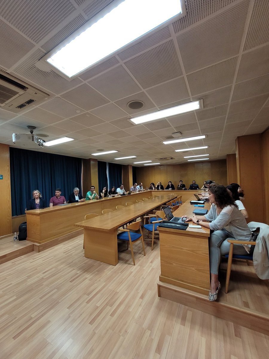 UVemprén tweet media