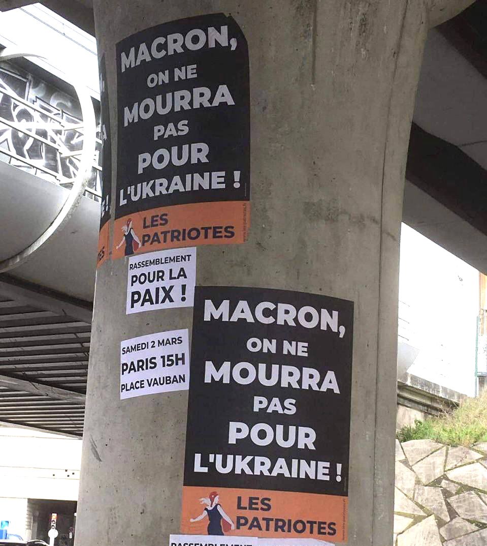 Ces affiches fleurissent partout en France et elles sont plus que jamais d’actualité ! Mettons-les aussi partout sur nos réseaux sociaux ! « #Macron on ne mourra pas pour l’Ukraine ! » (ni pour l’UE, l’OTAN, BlackRock et cie !) ➡️ Au moment où Macron veut créer et diriger une