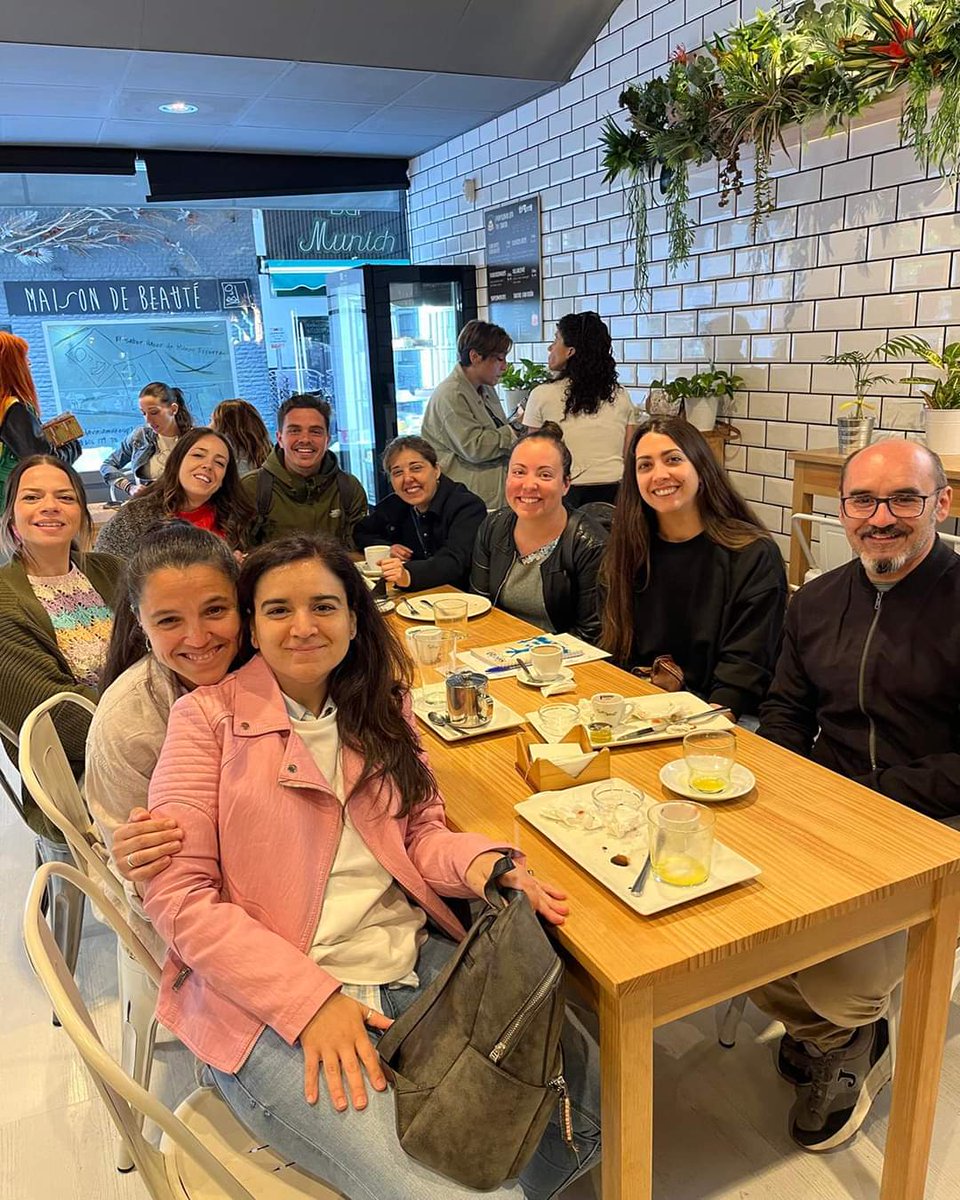 El equipo de #Pinardi #Puertollano ha recibido un curso sobre inteligencia artificial en el centro de formación Colabora. Los participantes han compartido un desayuno previo a la sesión formativa #UnSueñoParaTi #SalesianosPuertollano @SalesianosEs @pinardi_oficial @SJBpuertollano