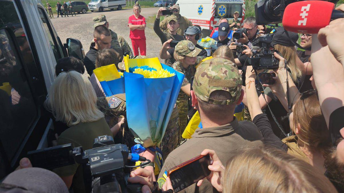 💙💛 75 Ukrainians returned home from Russian captivity - these are soldiers of the Armed Forces, the National Guard, border guards, and 4 civilians! ✊️🇺🇦 #SlavaUkraini