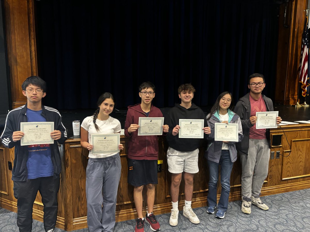 Student Leaders grades 9-12 at JHS being recognized today at our annual awards ceremony. ⁦<a href="/JerichoUFSD/">Jericho Schools</a>⁩ ⁦<a href="/CummingsJericho/">Brian Cummings</a>⁩ ⁦<a href="/MichealaFinlay/">Micheala Finlay, Ed.D.</a>⁩