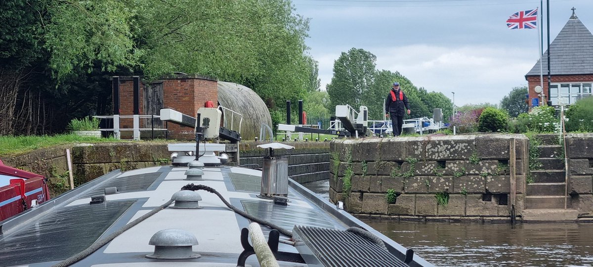 Goldilocksboat's tweet photo. @SawleyLocks A big thank you to Barrie for penning us into the lock today. Invaluable. https://t.co/7sMnYepm4O