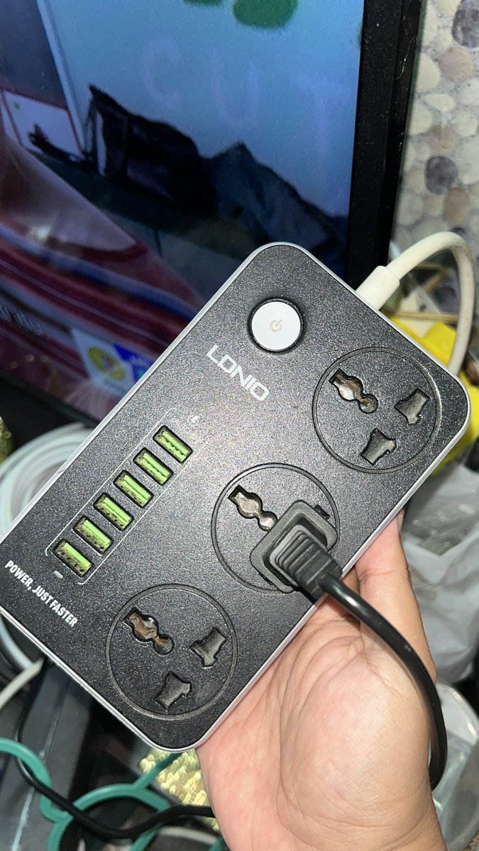 Saja jela nak share yang i dah pakai socket ni dah 3 tahun and masih well function. Memang berbaloi sangat. Dah la jimat takyah ada kepala charger bebanyak sebab tempat usb je ada 6.