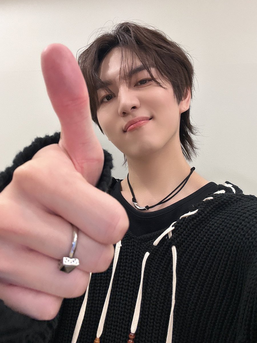 nakedxproud's tweet photo. 💜240531 DEAR MY MUSE 팬사인회💜

유니들과 함께 보낸 5월의 마지막 날 ❣️
유니들 완전 최고야 👍 6월도 잘 부탁해요! 😍

#키�� #KINO
#If_this_is_love_I_want_a_refund
#Broke_My_Heart #BMH https://t.co/6bb06OVAEQ