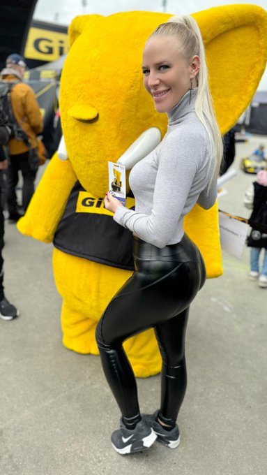 Na, wer von euch hat aufgepasst und wei&szlig;, wo ich am Wochenende bin? 😏 #Wochenendpl&auml;ne #Neugierig https://t<a href="/tag/neugierig"class="tags"><span>#neugierig</span></a><a href="/tag/wochenendpl%C3%A4ne"class="tags"><span>#wochenendpl&auml;ne</span></a>