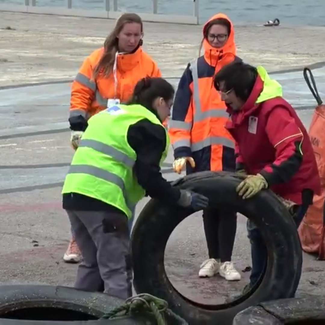Reaching out to younger generations about the problem of marine litter! 🌊🌊 From @premarmanche – it’s the Cherbourg Clean Harbour project, a finalist in our #GreeningAwardInitiative organised with @Frontex and @EFCA_EU 🛳️🐬🐟 Find out more: tinyurl.com/5ap7mdja