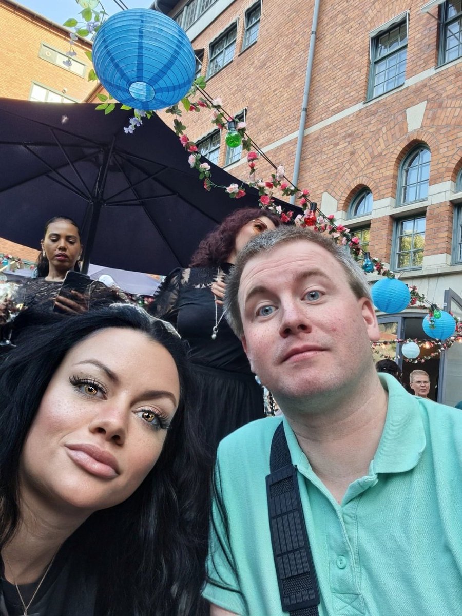 Gårdagens personalfest blev lyckad trots allt. Var på håret att jag gick 🤭😅Sagt upp mig efter 15 år på samma företag. Är dags att jag gör något som jag brinner för❤️‍🔥Önskar er alla en trevlig helg 🤗