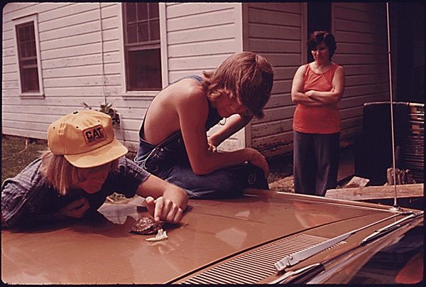 We know soft and furry pets get the most love, but reptiles make great pets too!

As shown in this photograph, a pet turtle trains for a July 4th, 1975 race in Georgia's Unicoi State Park. (We hope he won!)

#ArchivesPets #ArchivesHashtagParty

catalog.archives.gov/id/557675