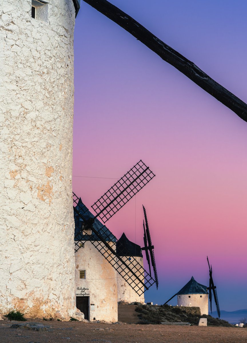 Today, Spain celebrates Castilla-La Mancha.

The region that inspired the first modern novel.

A look into one of the most historic and soulful pockets of the country:

(a 🧵)