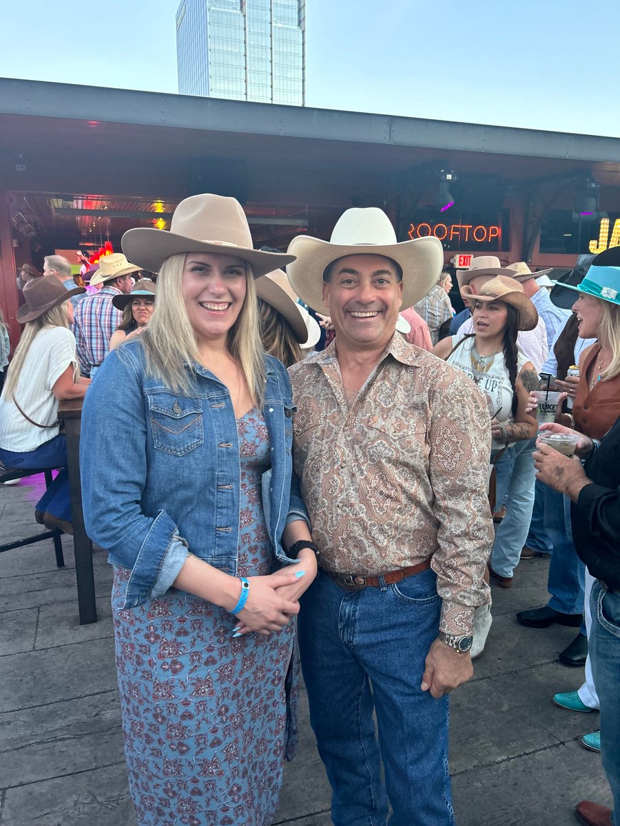 One of our Agency Directors, Jessica, is on the company convention trip this week down in Nashville.  She managed to snag a picture with our CEO, Steve. Who wouldn't love an all-expense paid trip!?

#GlobeLifeLifestyle