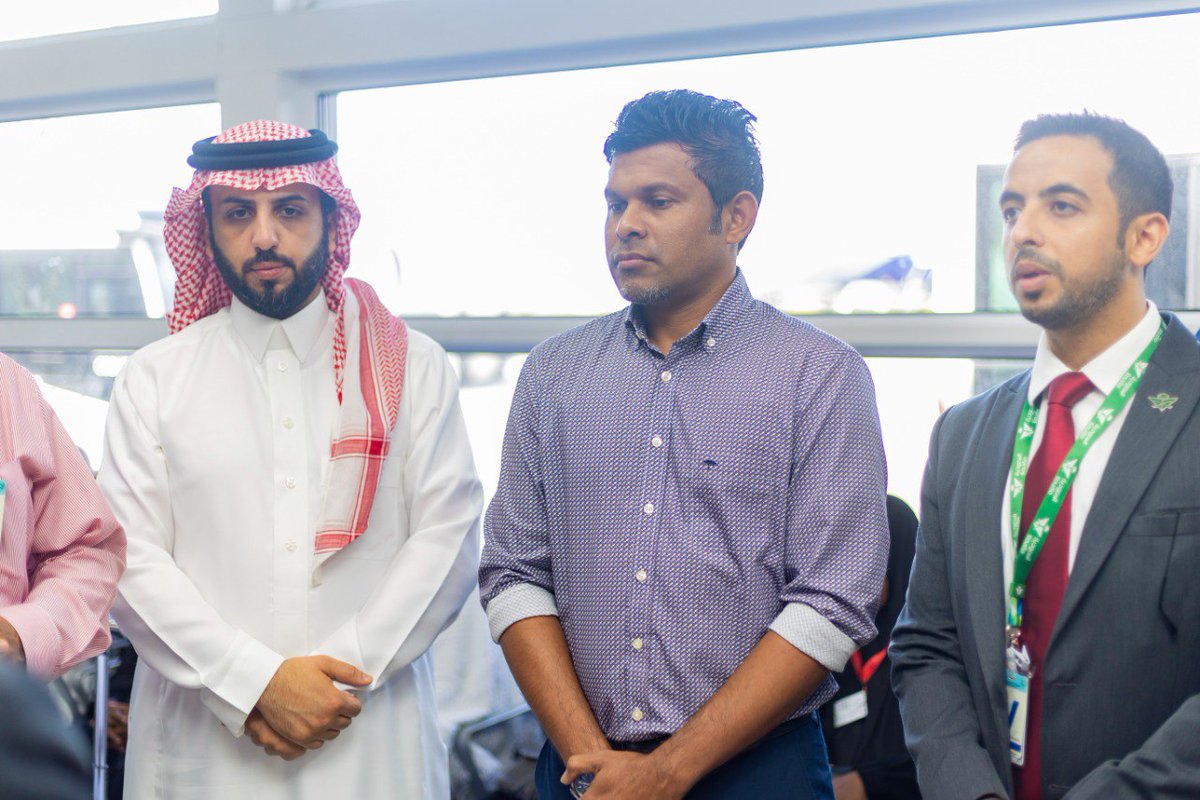 حفل توديع الدفعة الأولى لحجاج المالديف. وفي مقدمة مودعيهم معالي نائب رئيس الجمهورية الاستاذ حسين محمد لطيف، وسعادة سفير خادم الحرمين الشريفين لدى المالديف الاستاذ مترك بن عبد الله الدوسري <a href="/matrekaldosari/">مترك العجالين</a>.  والاخوة المسؤولين على الخطوط السعودية.