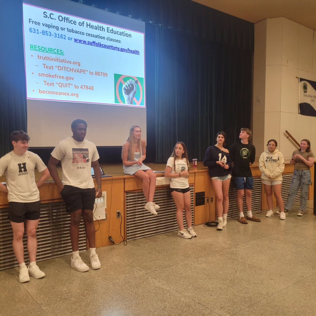 Oldfield_MS's tweet photo. Thank you to Athletes Helping Athletes (AHA) who visited from HHS today to present to our Health and P.E. classes about the dangers of vaping. #OneHFamily #HFStrongerTogether #HFInnovates #HFUnited https://t.co/D5zlIR1NSl