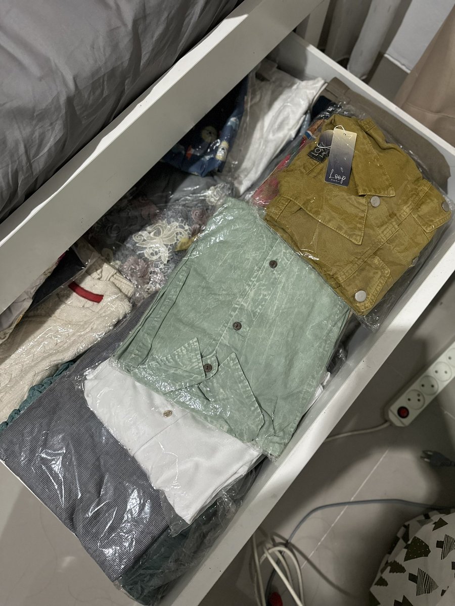 guys dulu aku kan jualan yah plus suka laper mata. mikirnya, beli beli dulu aja ntar bisa dijual lagi 🤣🫣

sekarang aku mau jual MURAH up to 70% dari harga aslinya. ini semua BARU ya. ada dari brand hijabers terkenal juga 🔥