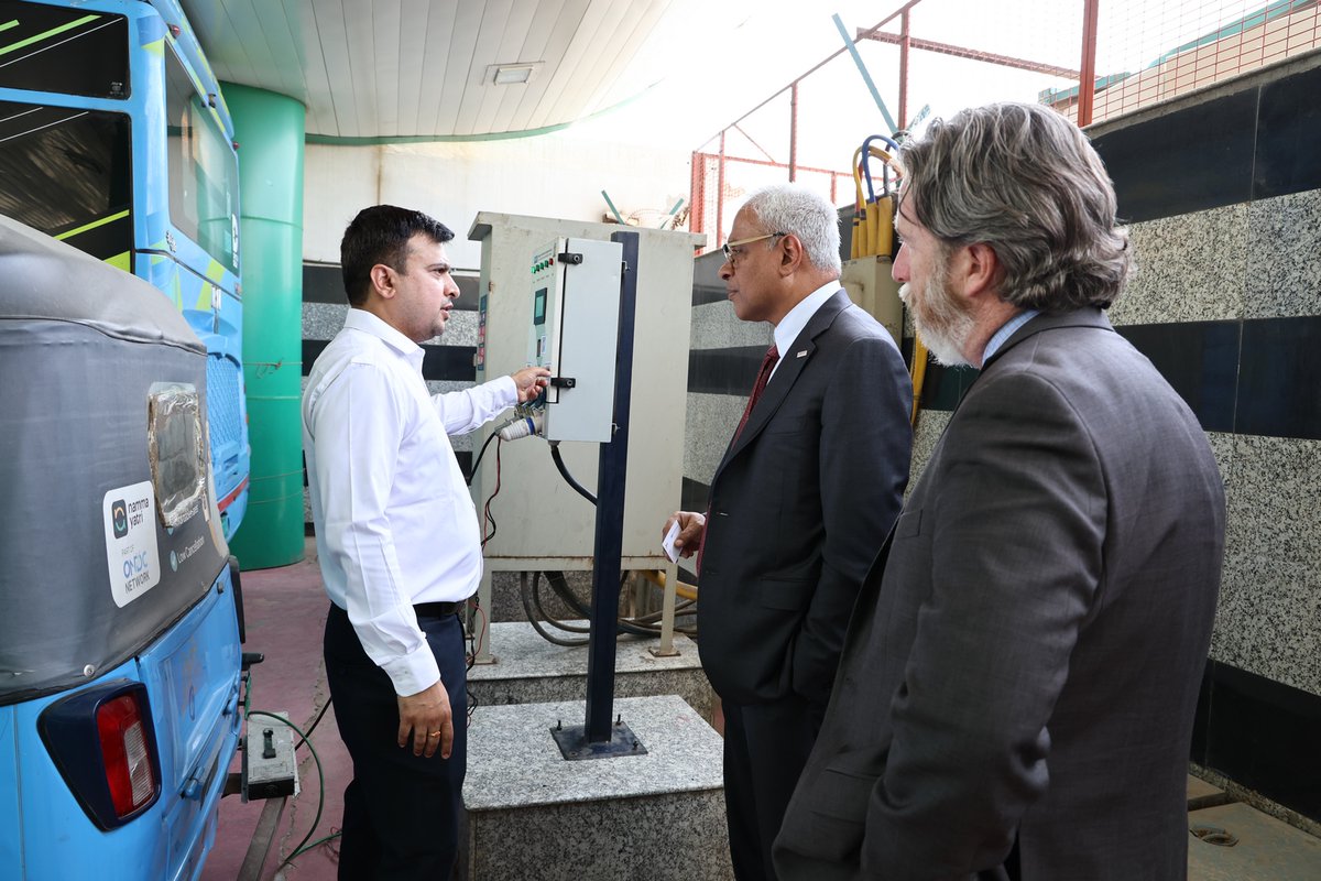 ConvergenceCESL's tweet photo. Briefing the visiting @usaid_india delegation, our @ceo_cesl shared CESL's approach and impact of how the nation has made strides in e-mobility, emphasizing on our #cleanenergy initiatives such as the #GrandChallenge, #NEBP, PM-e Bus Sewa &amp; PSM. https://t.co/Pdm51whk5F