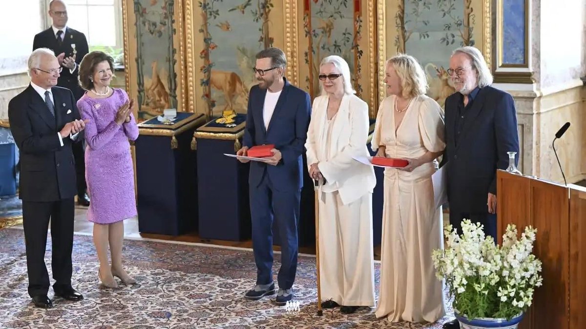 ABBA has officially received their Royal Order of Vasa from their Majesties King Carl XVI Gustaf and Queen Silvia. 🎖️

-
#ABBA