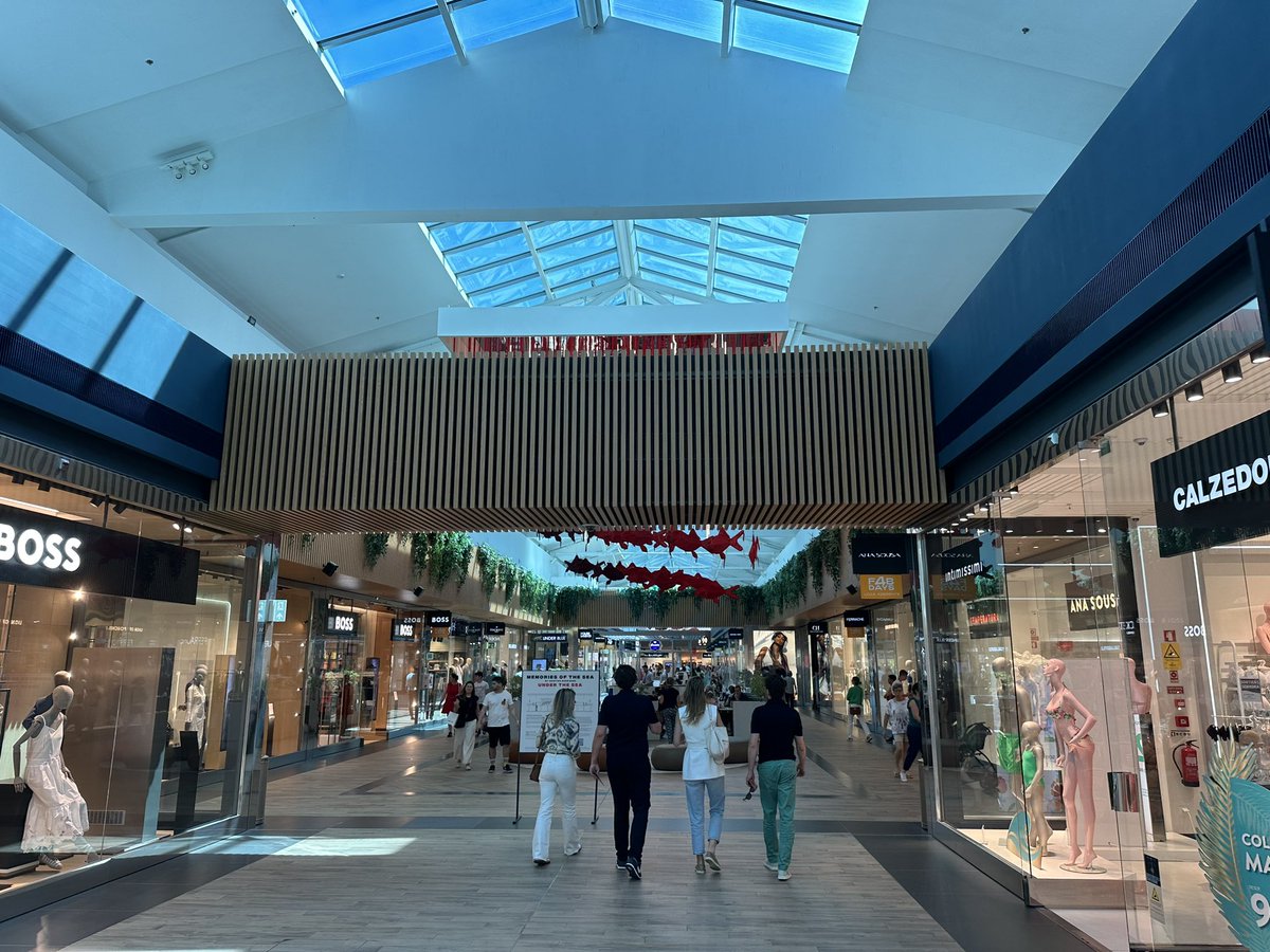 Vila do Conde Porto Fashion Outlet. De toekomst van retail zal voor een groot deel plaatsvinden in dit type outlets dat met name ‘brand stores’ omvat. Makkelijke autobereikbaarheid en gratis en ruim parkeren zijn belangrijke randvoorwaarden. Dank voor de rondleiding Jorge Pinto
